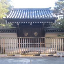 この門の向かって右手にひっそりとベンチのような感じで…。