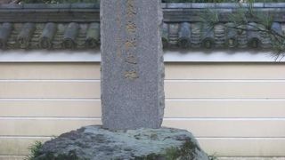 承天寺の脇にひっそりと建っていますが、重要な記念碑です