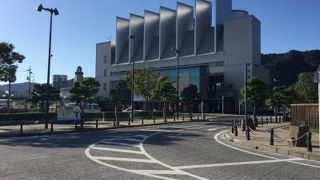 大スクリーンが目立つ