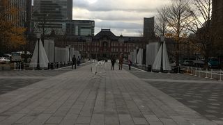 一直線に伸びる