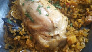 熱々のパエリア皿にて