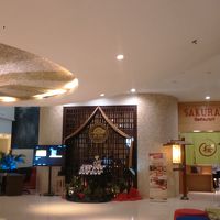 右側の暖簾があるところが日本食レストラン