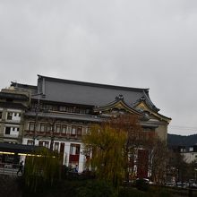 鴨川越しに眺める南座