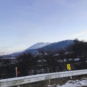 雪と　浅間山と　埋もれたキャベツ畑。