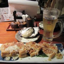 栃尾揚げ（納豆）とお通しの焼き物一品（牡蠣をチョイス）