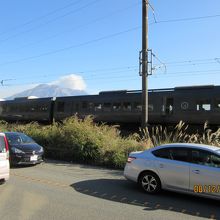 バスから見た桜島と列車