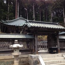 門をくぐると並んで建っています