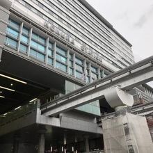 レールが駅ビルから出てきます。