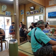 店内は外国人観光客で一杯