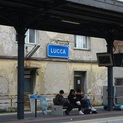 ルッカ観光で降りる駅。普通のイタリアの鉄道の駅です。