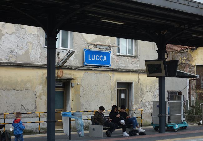 ルッカ観光で降りる駅。普通のイタリアの鉄道の駅です。