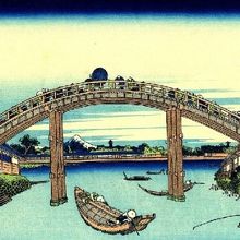 江戸時代の萬年橋の浮世絵です。橋を往来する人、水上の多くの船