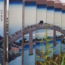 萬年橋の北側にある芭蕉史蹟展望公園に描かれている萬年橋です。