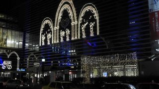 横浜駅西口広場に美しく輝いています。