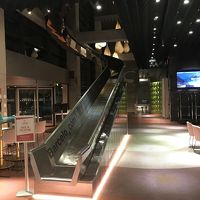 ラウンジにある吹き抜けの滑り台