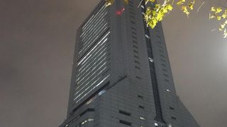 夜空に聳えていました