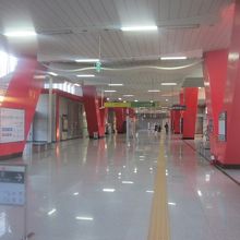 甑山駅構内の様子