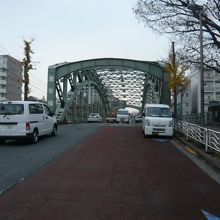 万年橋通りです。人はあまり通っていません。車も少ないです。