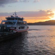朝、宮島口桟橋にやって来た宮島フェリーの様子