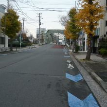 万年橋通り北側です。万年橋は、見えますが、人通りは見えません