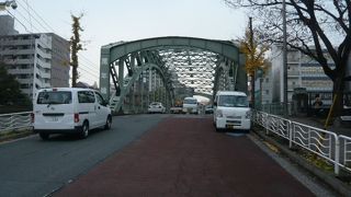 万年橋通りは、深川の萬年橋を通る通りを言います。松尾芭蕉関連の史跡が多い通りです。