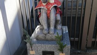 目立たない石像