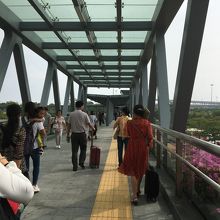 バスターミナルとイミグレを結ぶ歩道橋