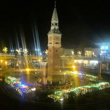 駅とアリオの間で輝く電飾の様子