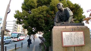 土下座している格好が必見