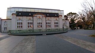 重厚な石造りの外観は一見の価値あり