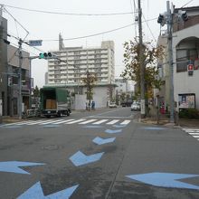 万年橋通りの北側を見ている様子です。車も人も見られません。