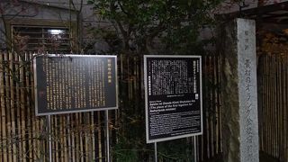 山門の前に案内板が