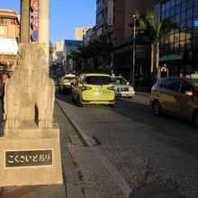 県庁側の入口にはシーサー