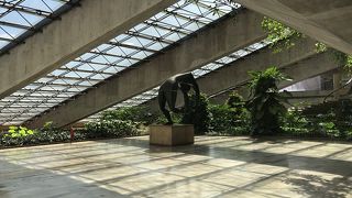 ピラミッド型の国立劇場