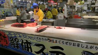 マグロの解体ショーは毎日2回、時間不定。