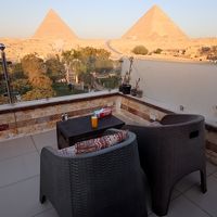 朝食は屋上でピラミッドを眺めながら