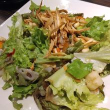 お奨めの野菜サラダ、ごぼうチップスとミニホタテも入っていまし