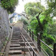 坂を上がるにつれて眼下に犀川の流れや金沢城下を望む景観が広がります。