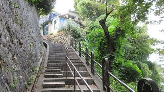 坂を上がるにつれて眼下に犀川の流れや金沢城下を望む景観が広がります。