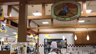 ショッピングモールの中のパン屋さん