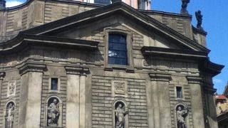 カレル橋の東側すぐのところにある