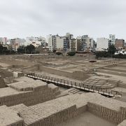 都会の中に突然現れる遺跡