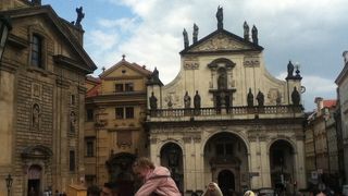 旧市街橋塔の斜め向かいにある