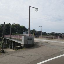 遊歩道が桜橋と合流するあたり。