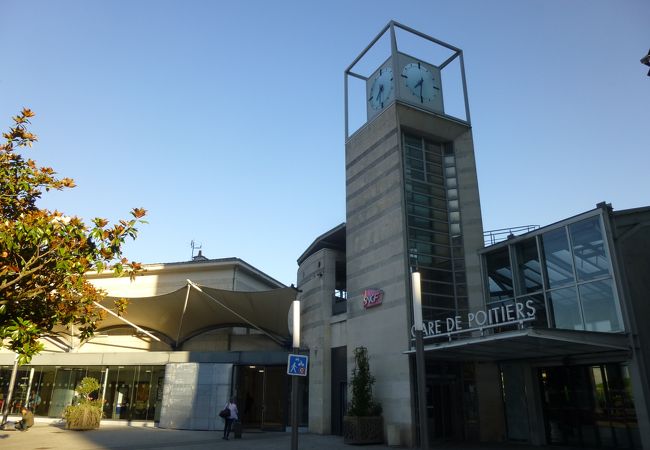 大きな駅。バスターミナルが隣接しています。