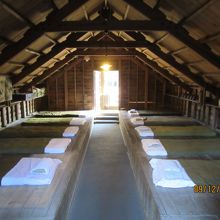 寝所が並ぶ三角兵舎内部  