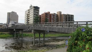 並木町側に渡り終えて後ろを振り返ると、丁度卯辰山が背景になって、写真撮影には非常に良いですね