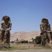元々はアメンヘテブ３世記念神殿の像
