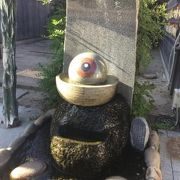 妖怪神社の前にはオヤジの目玉が水の中で回っていた