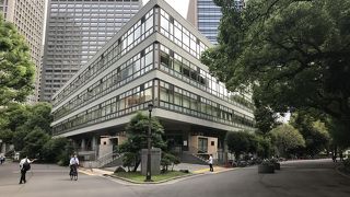 三角形の建物です。